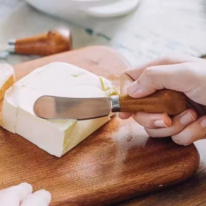couper du beurre avec un couteau à beurre 