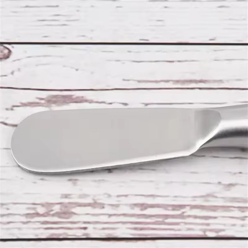 un petit couteau à beurre 