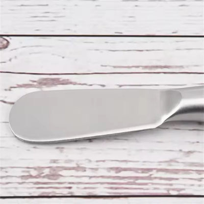 un petit couteau à beurre 