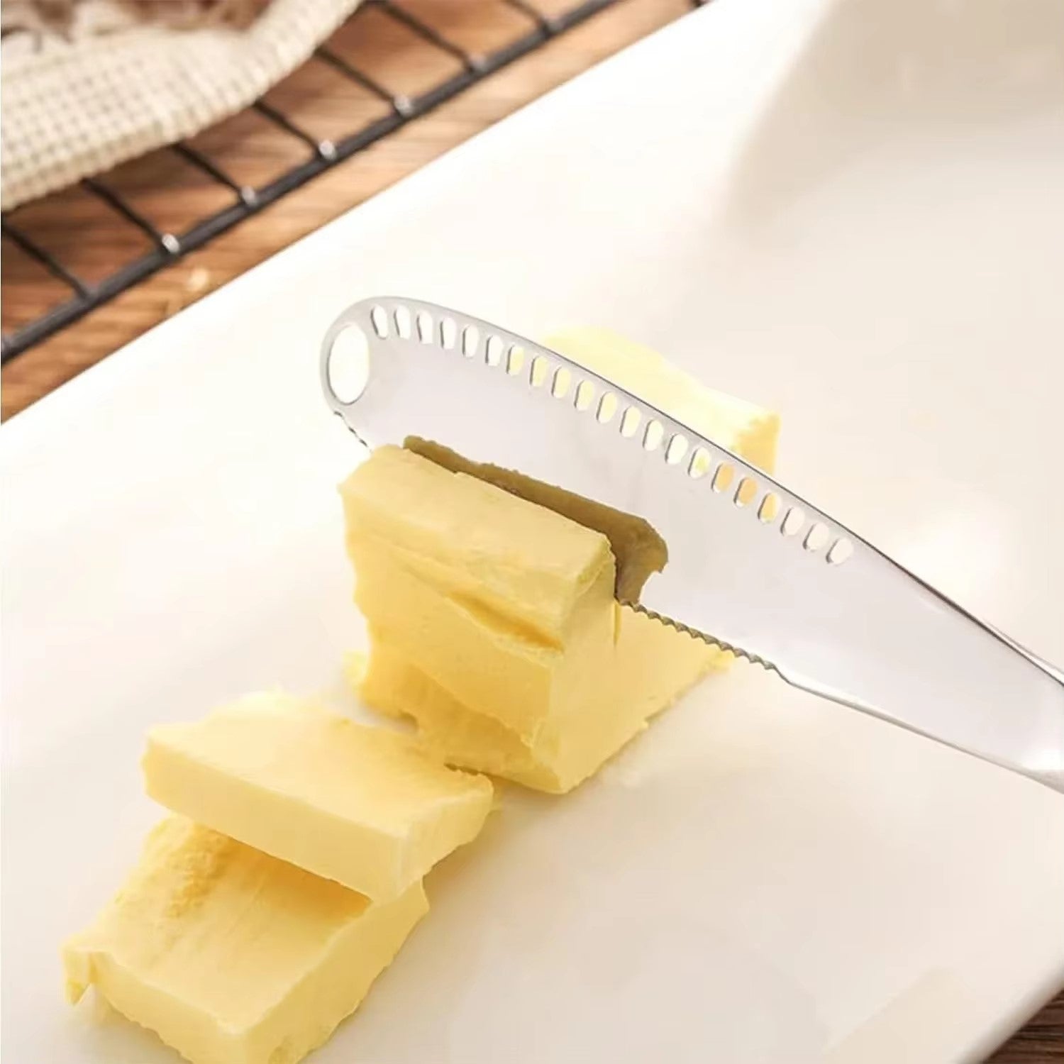 couper du beurre avec un couteau à beurre 