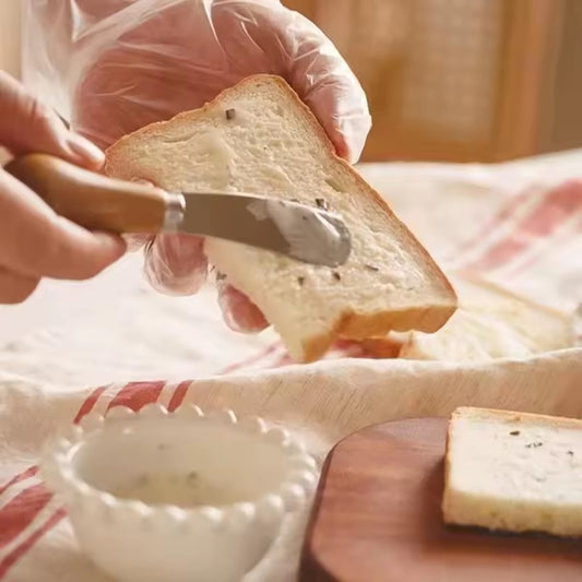faire une tartine de beurre avec un couteau à beurre 