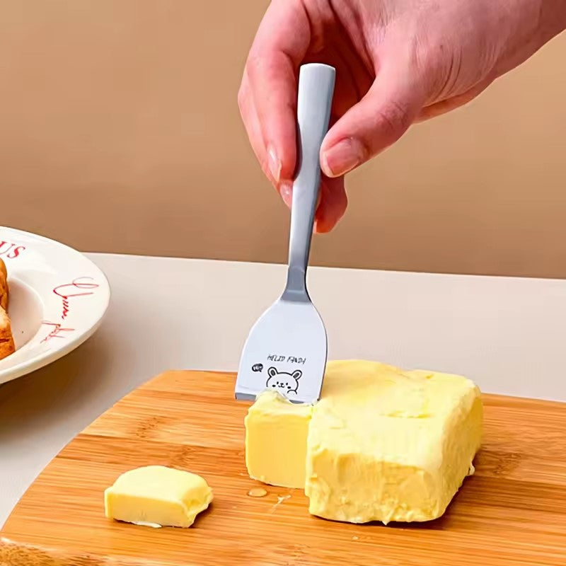 couper du beurre avec un couteux à beurre 