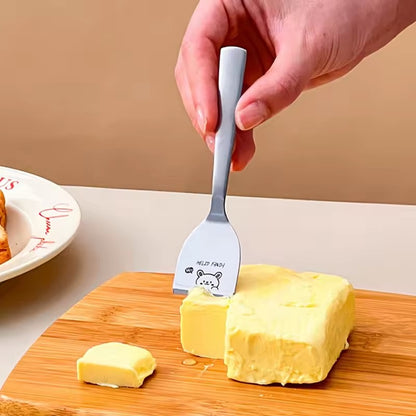 couper du beurre avec un couteux à beurre 