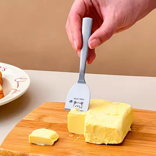 couper du beurre avec un couteux à beurre 