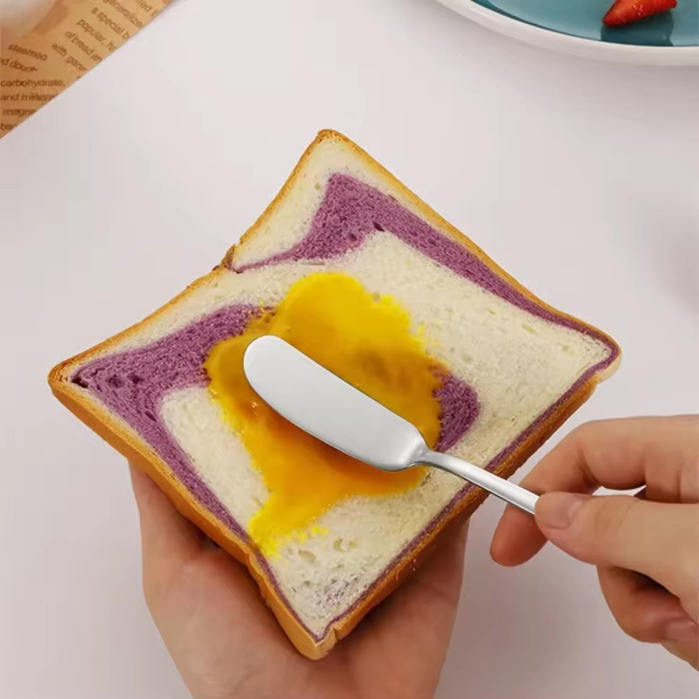 mettre de la confiture sur du pain avec un couteau à beurre 