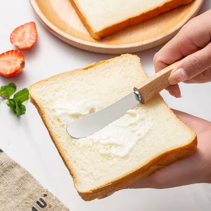 étaler du beurre avec un couteau à beurre 