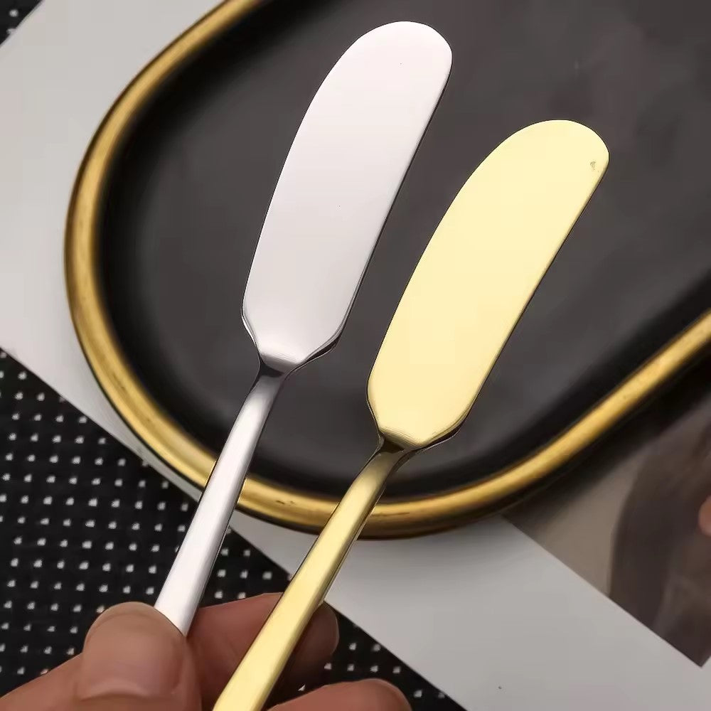 un couteau à beurre doré 
