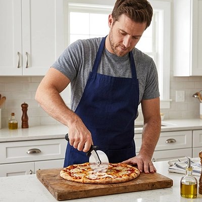 Couteau à pizza dans une main d'un homme 