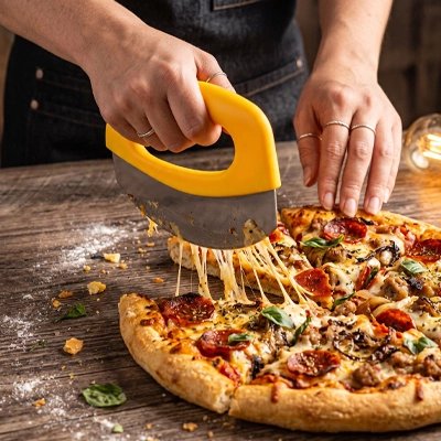 Couteau à pizza dans une main d'une femme 