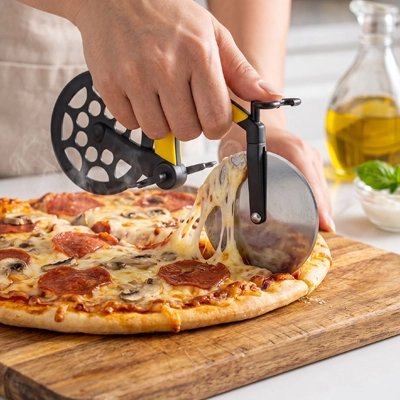 Couteau à pizza pour couper la pizza 