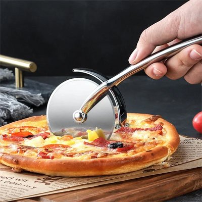 Couteau à pizza pour couper une pizza 