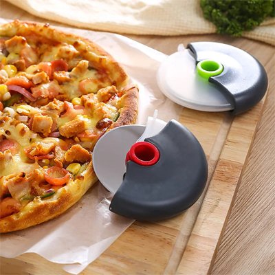 Couteau à pizza sur une planche à découper 