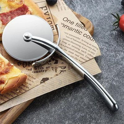 Couteau à pizza sur une table de cuisine 