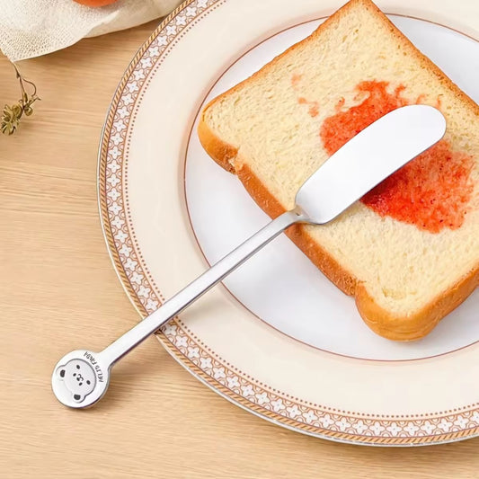 étaler la confiture avec un couteaux à beurre