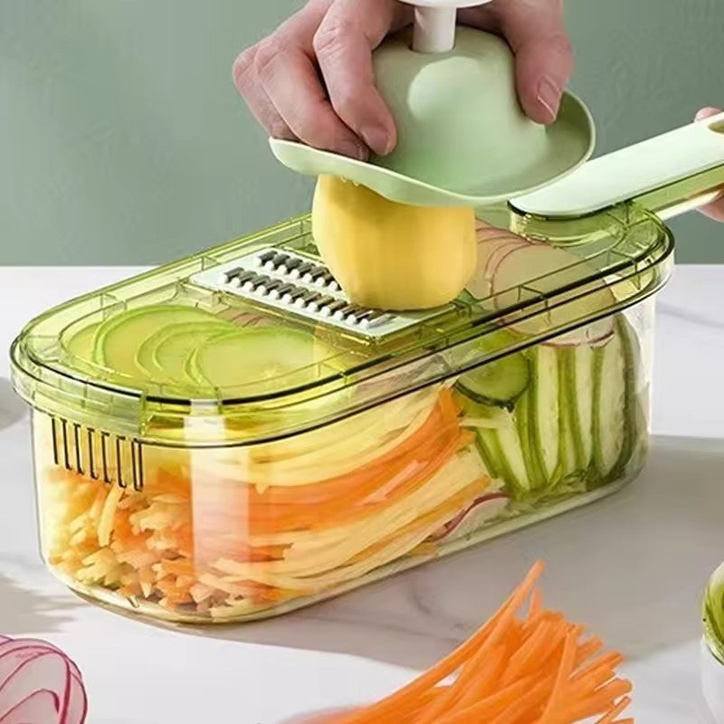 couper les pomme de terre avec la cuisine mandoline 