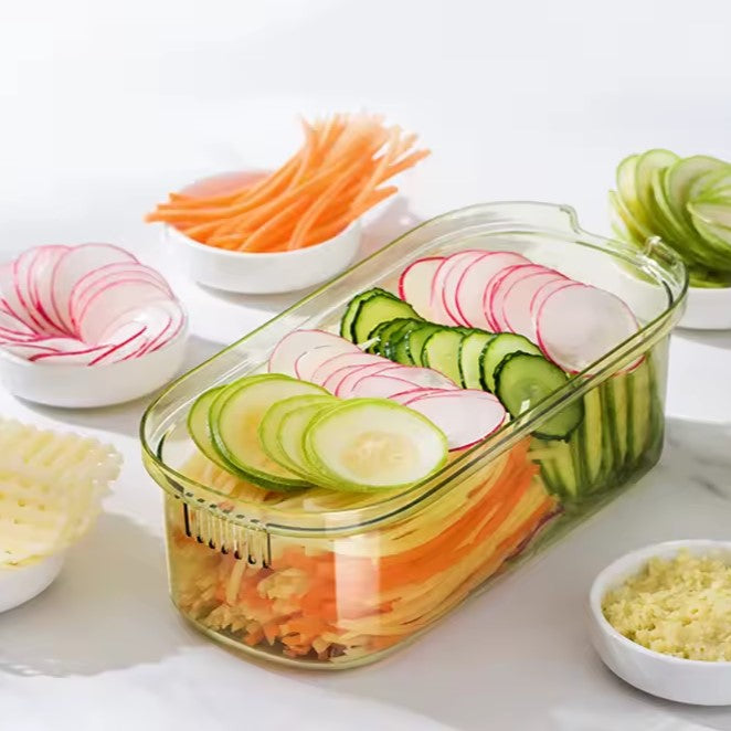 des tranches de legumes avec une cuisine mandoline