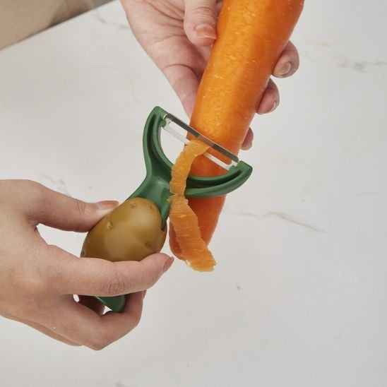éplucher des carottes avec un econome