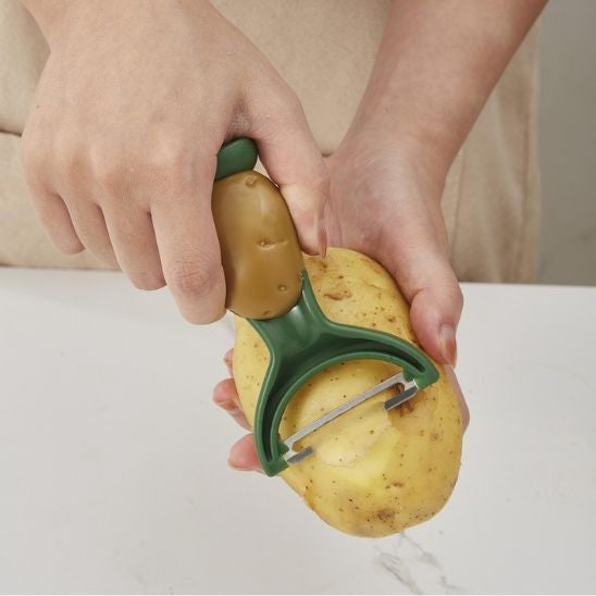 éplucher des pommes de terres avec un econome 
