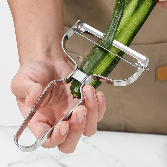éplucher des courgettes avec un eplucheur