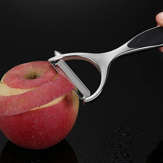 éplucher une pomme avec un econome 