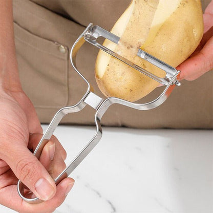 éplucher des pommes de terre avec un eplucheur de pomme de terre 