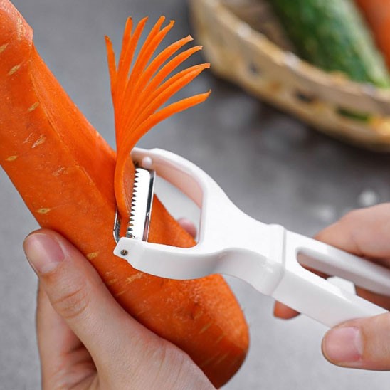 des lamelles de carottes avec un econome