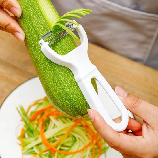 des lamelles de courgette avec un econome 