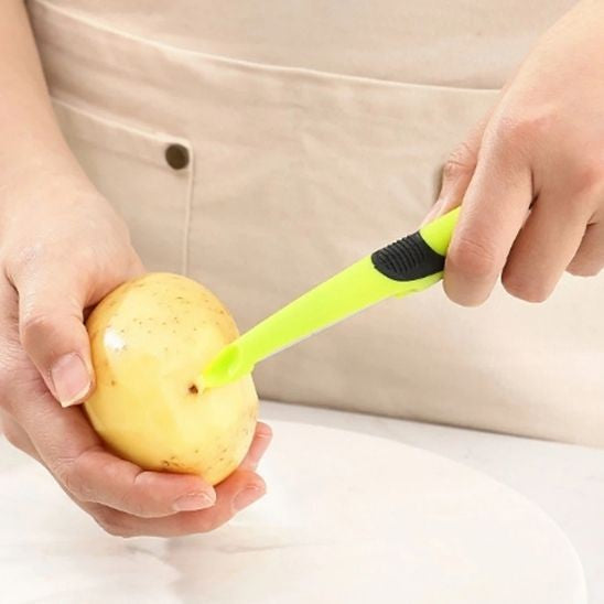 nettoyer les pommes de terres avec un econome 