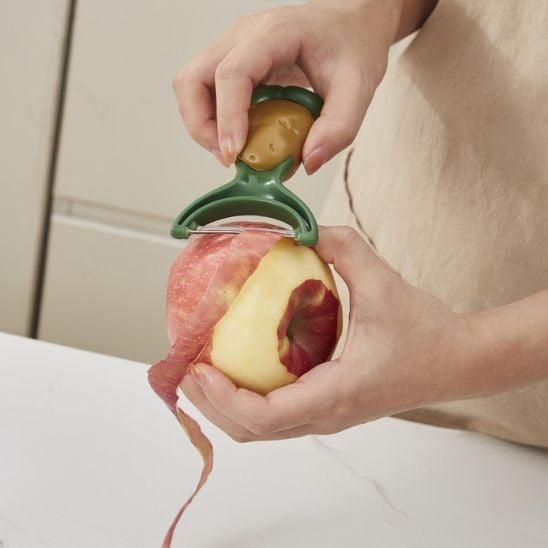 éplucher des pommes avec un econome 
