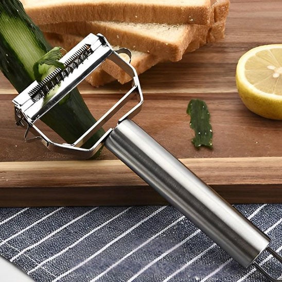 éplucher un concombre avec un econome 