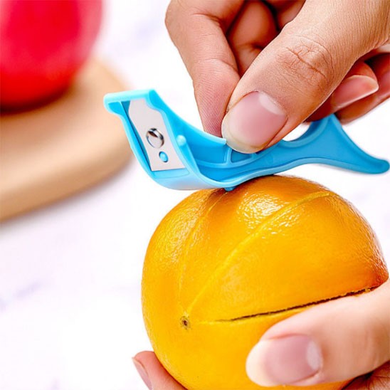 couper des oranges avec un econome 
