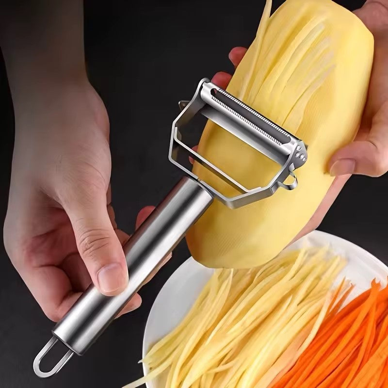 des lamelles de pommes de terre avec un eplucheur 