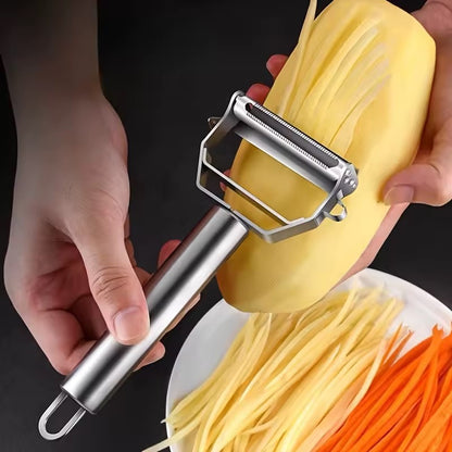 des lamelles de pommes de terre avec un eplucheur 