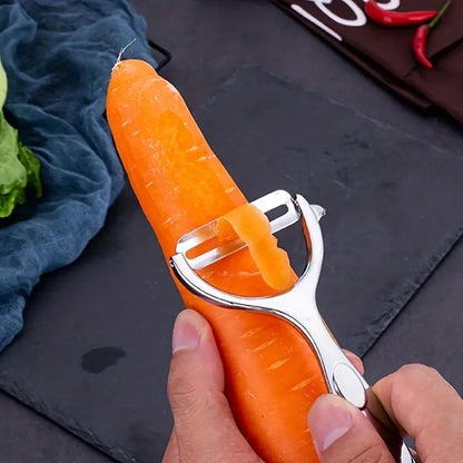 eplucher des carottes avec un econome