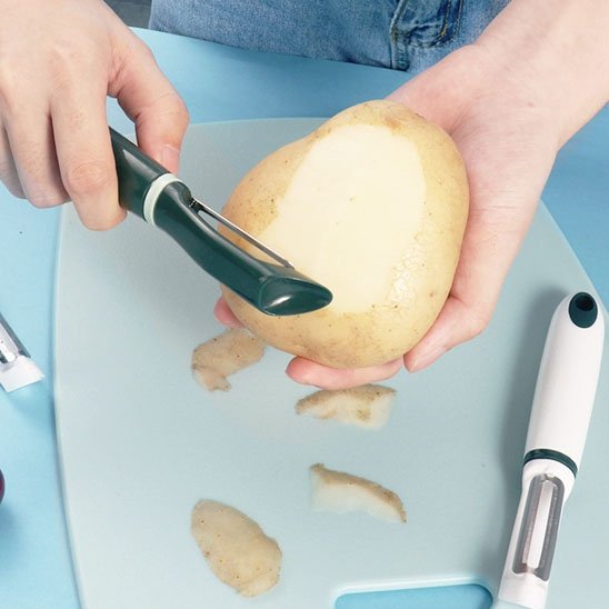  eplucher des pommes de terre avec un Econome 