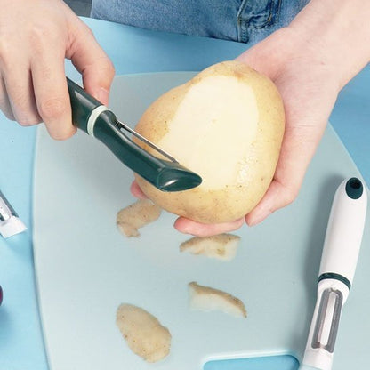  eplucher des pommes de terre avec un Econome 