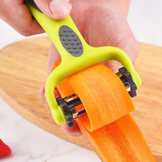 des tranches de carottes avec un eplucheur 