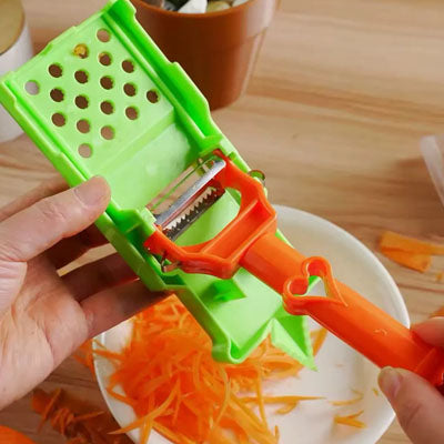 râper des carottes avec un eplucheur 
