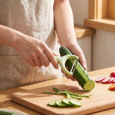 Éplucheur à légumes pour eplucher des concombres 