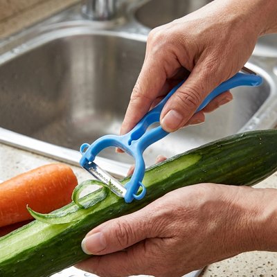 eplucheur avec un econome 