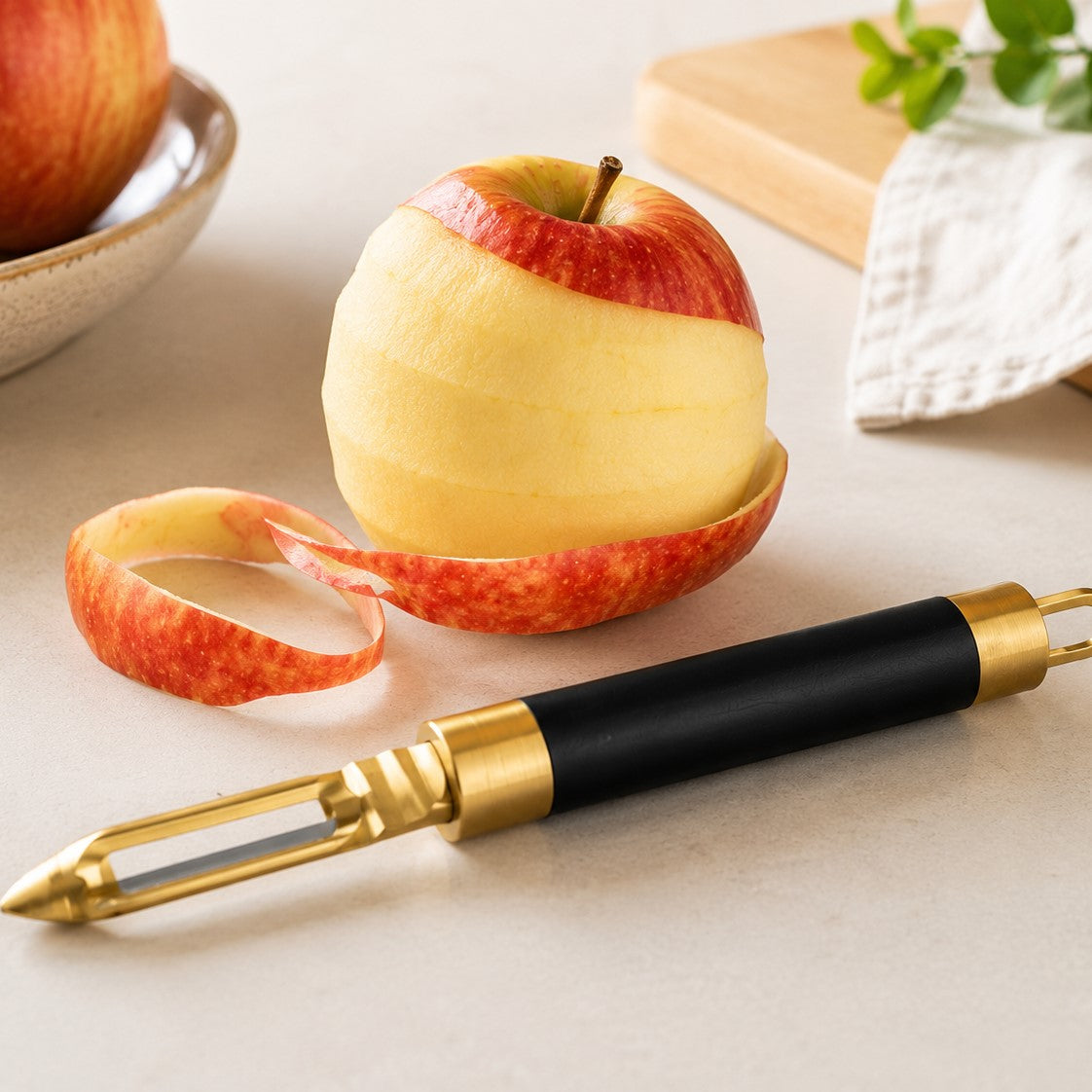 un eplucheur de pomme sur un plan de travail 