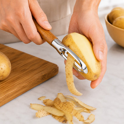 eplucher des pommes de terres avec un eplicheur de pomme de terre 