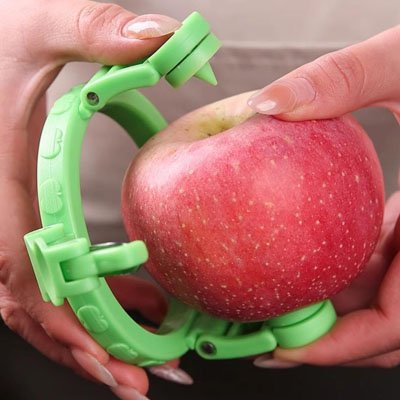 eplucher des pommes avec un eplucheur de pomme 