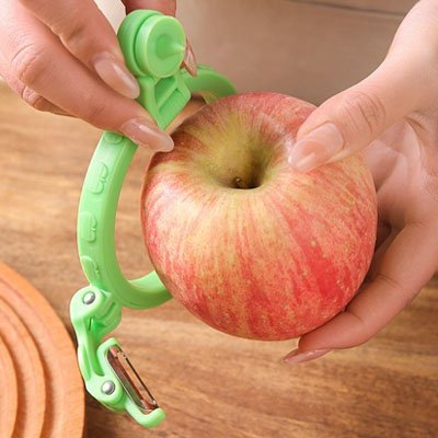 eplucher des pommes avec un eplucheur de pommes 