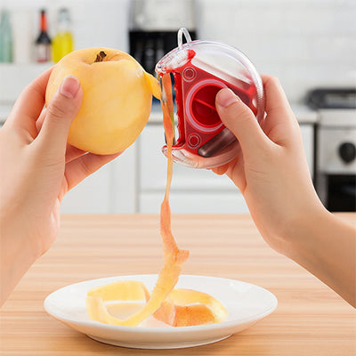 eplucher des pommes avec un eplucheur  pomme