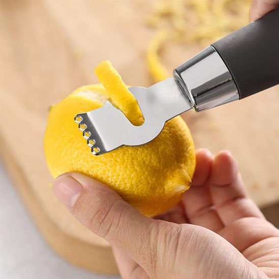  faire des zeste du citron avec un Zesteur 