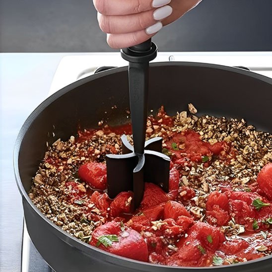  faire  la viande hachée avec un Hachoir a viande