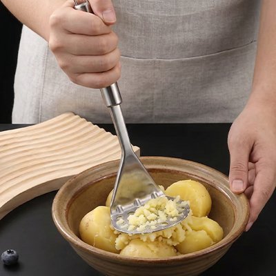  faire une purée maison avec un Presse-purée manuel