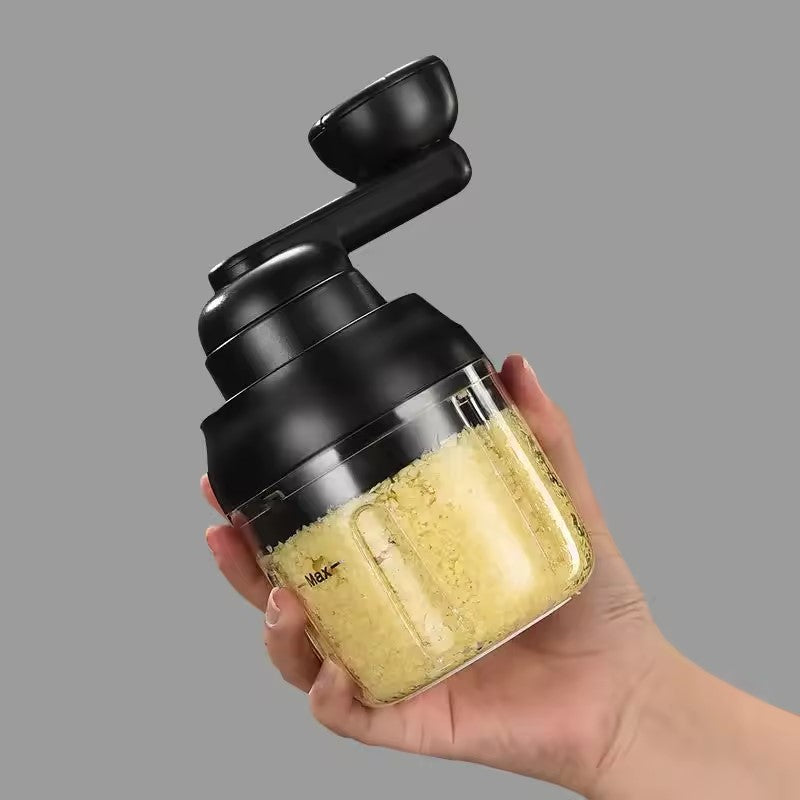 hacher de l'ail avec un hachoir manuel 