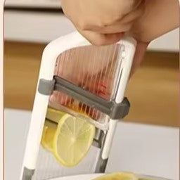 des tranches de citrons avec une mandoline cuisine 